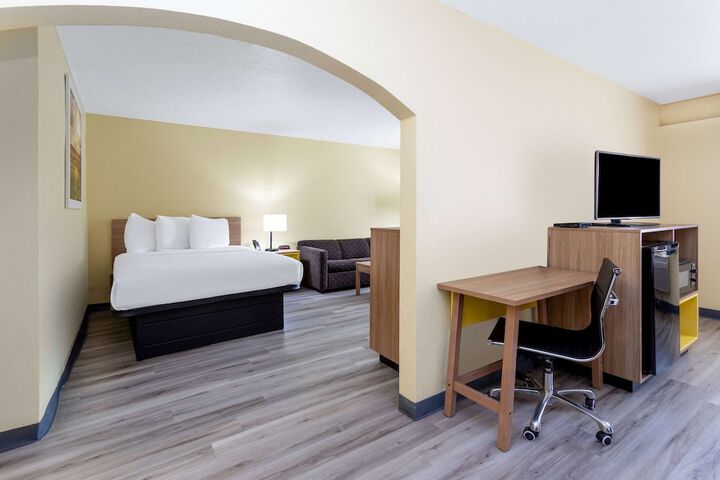 Days Inn & Suites by Wyndham Clovis