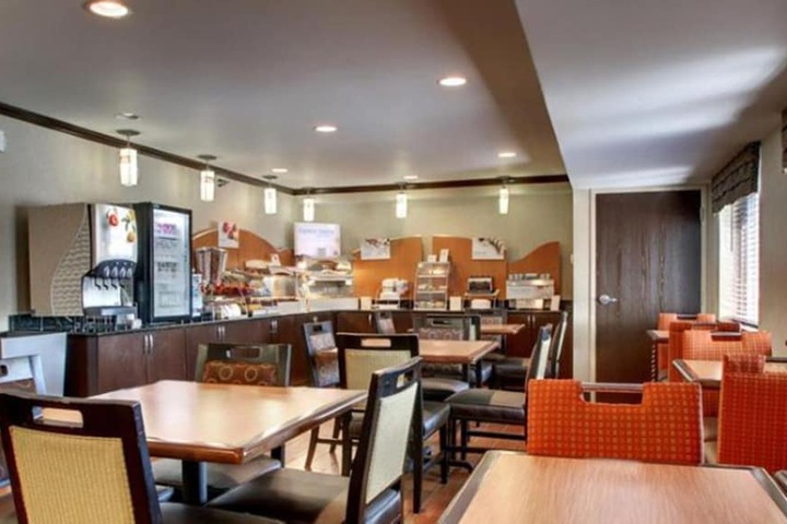 Holiday Inn Express & Suites Kansas City - Oak Grove I-70 by IHG