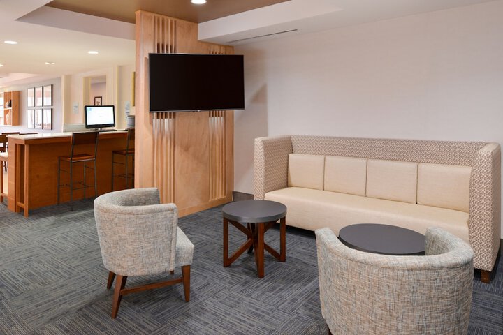 Holiday Inn Express & Suites Parkersburg-Mineral Wells by IHG