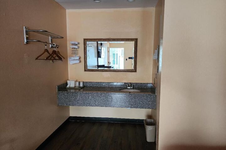 Room 16 of 19