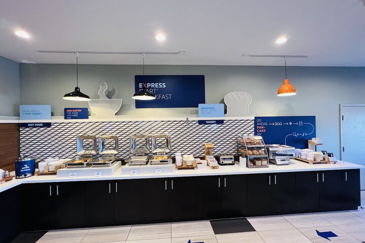 Holiday Inn Express & Suites Salinas by IHG