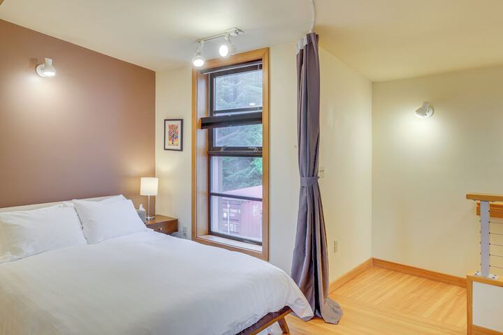 Custom Harborside Loft in the Heart of Ketchikan
