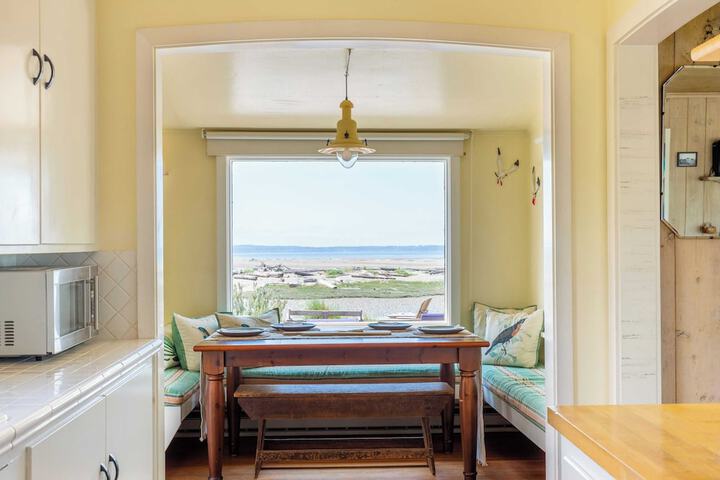 Sunlight Beach Getaway by Avantstay Views
