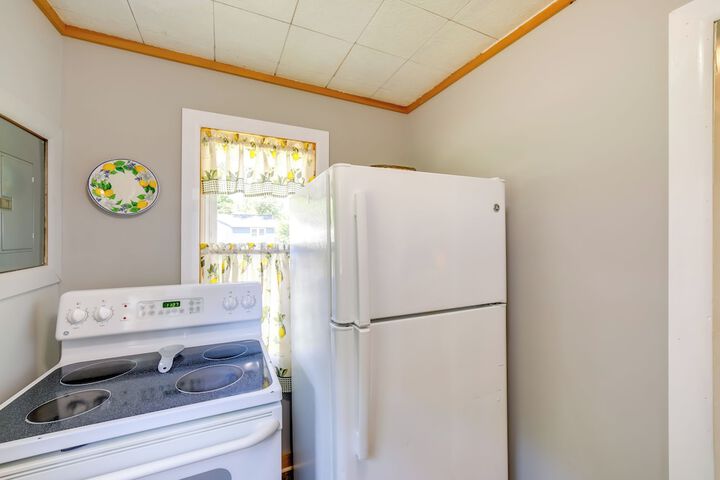 Wayland Retreat w / Deck: Walk to Downtown!