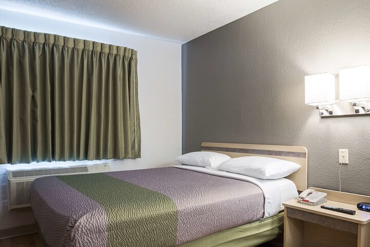 Room 18 of 29