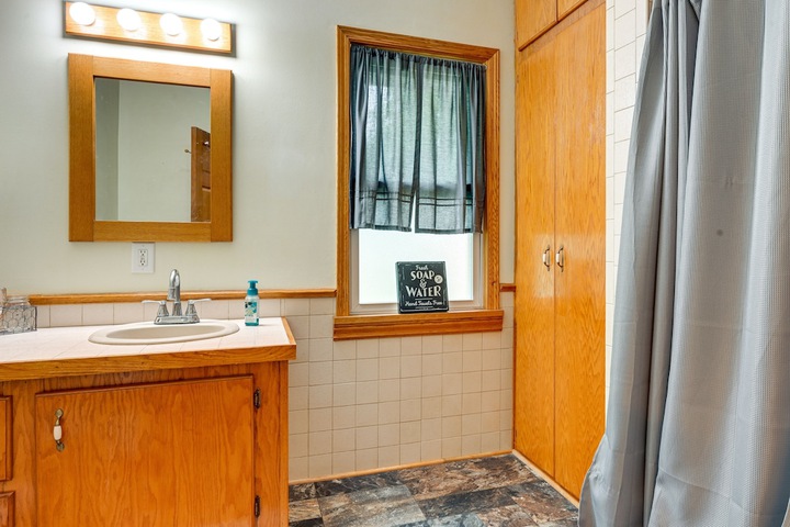 Grand Blanc Rental w / Gas Grill & Private Yard