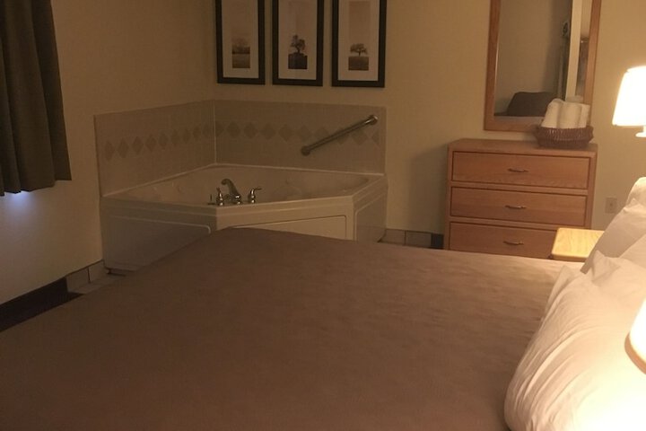 Moose Lake Lodge & Suites