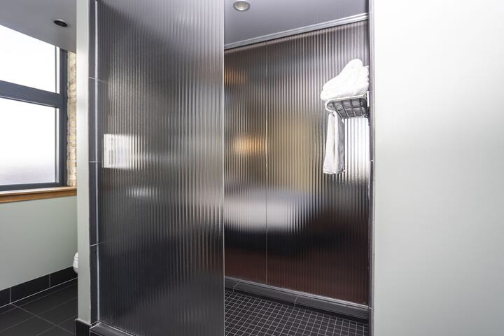 Room 34 of 108