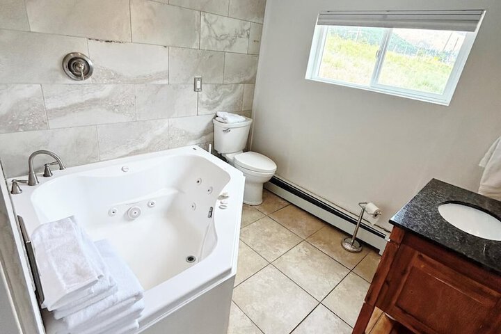 7 Bedroom on the Side of Pikes Peak on a Mountain Stream