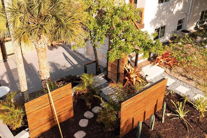 Shares View Luxury Apt