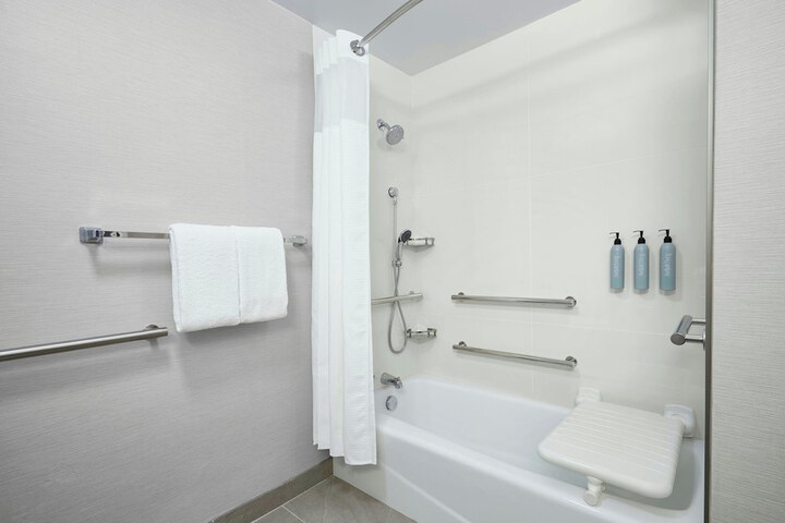 Courtyard by Marriott St. Louis Westport Plaza