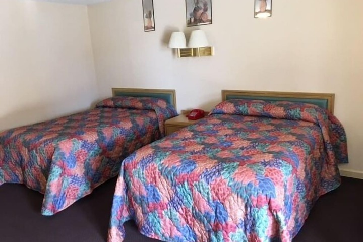 Room 6 of 10