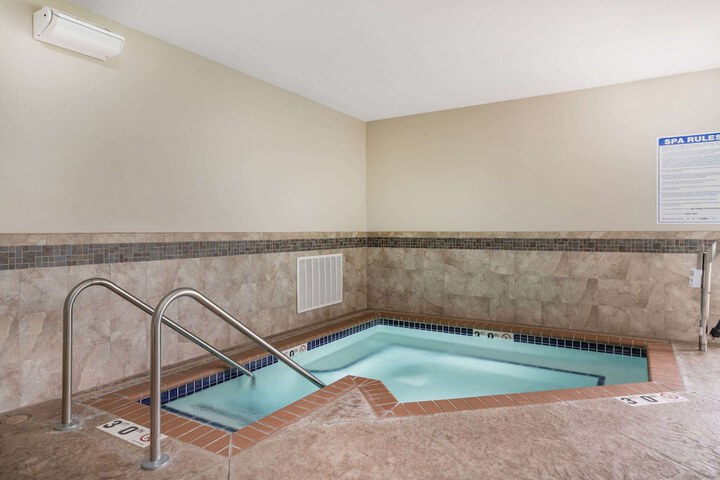 AmericInn by Wyndham Hartford SD