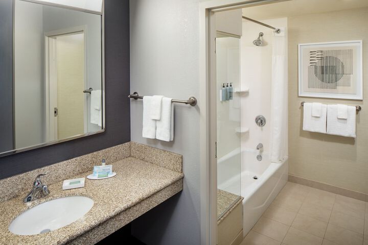 Courtyard by Marriott Charleston Downtown / Civic Center