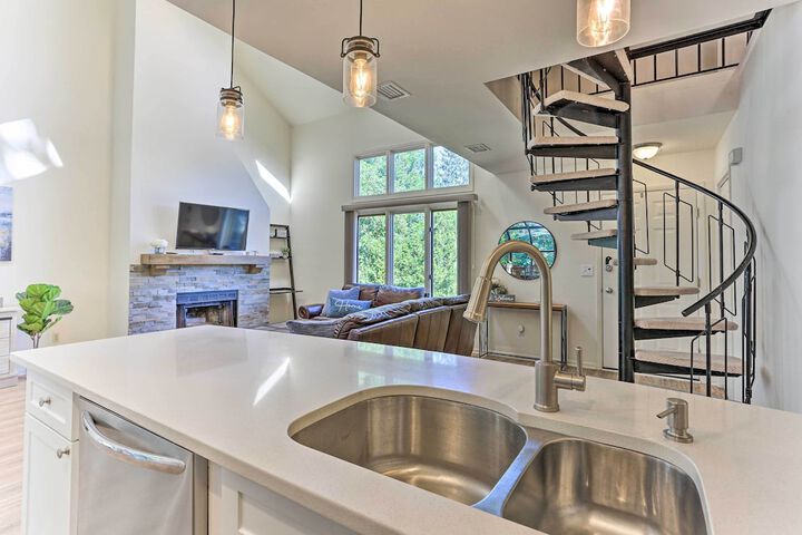 Gorgeous Vernon Township Condo w / Balcony!