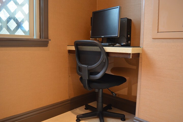 Business Center 63 of 66