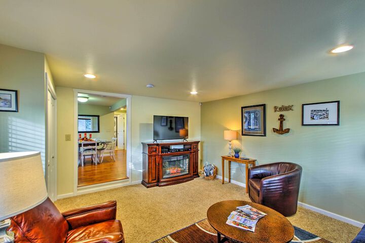 Peacock Hill Retreat on 1 Acre 1 Mi to Harbor