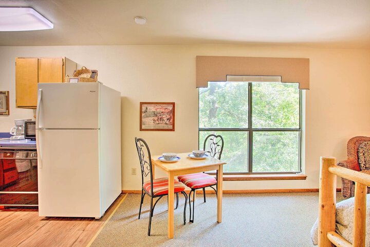 Bright Davis Escape w / Screened-in Porch!