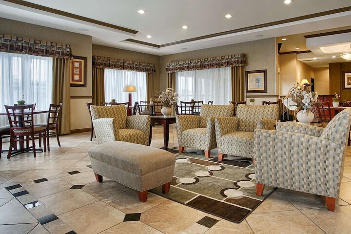 Lounge 11 of 15
