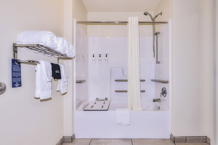 Cobblestone Hotel & Suites - Waukesha / West Milwaukee