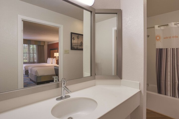 Room 11 of 30
