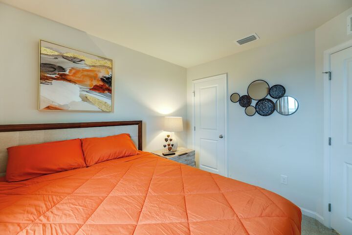 Sunlit Milford Townhome 2 Mi to Riverwalk!
