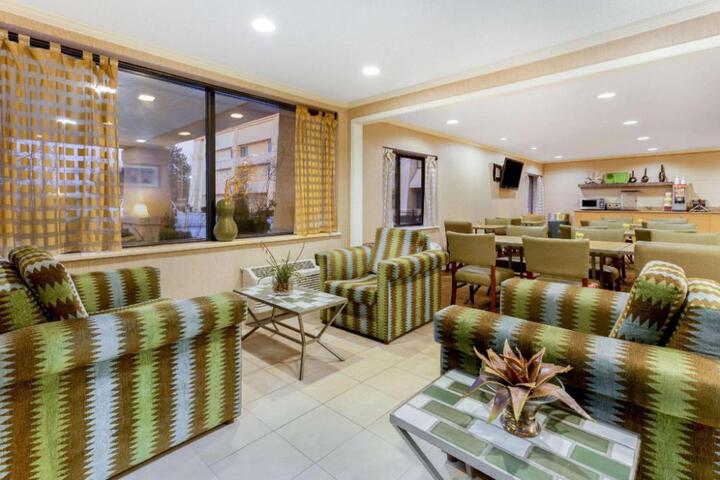 La Quinta Inn & Suites by Wyndham Chicago Willowbrook
