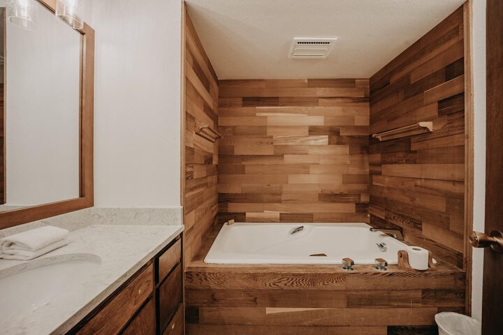 84SW - Sauna - Soaker Tub - Fireplace - Sleeps 6