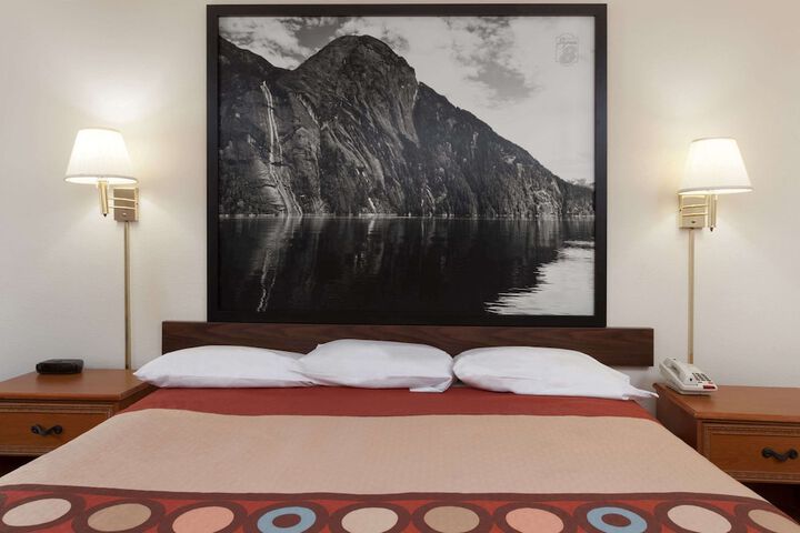 Room 10 of 18