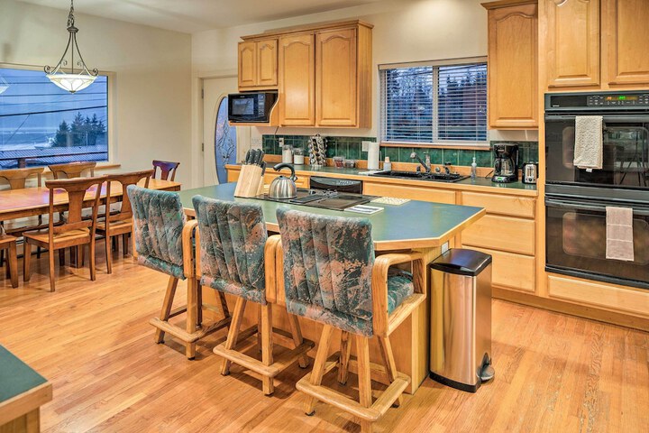 Ketchikan Home: Bay Views 1 / 2 Mi to Hiking Trails