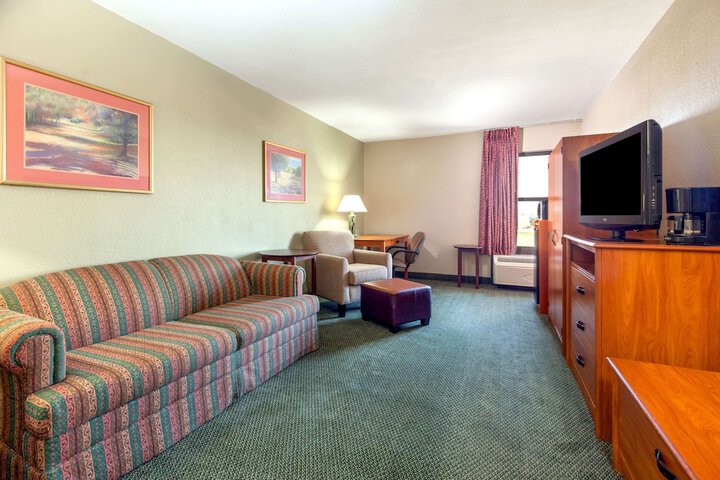 Room 11 of 16