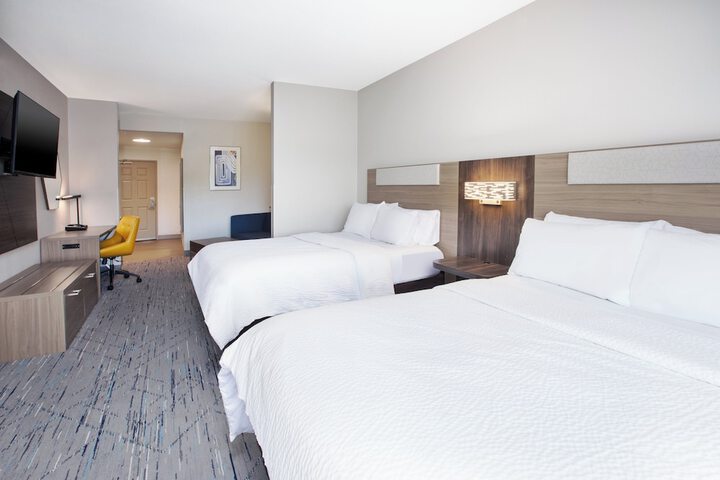 Holiday Inn Express & Suites Milwaukee Nw Park Place by IHG