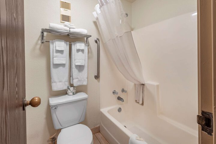 Room 32 of 46