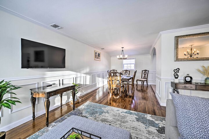 Bay Shore Vacation Rental w / Shared Yard!