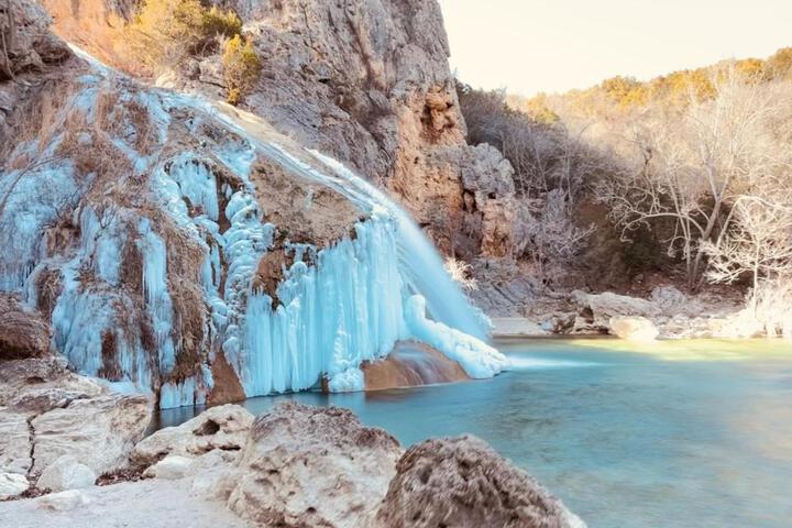 The Bluebird Cottage Style Cabin with Hot Tub near Turner Falls and Casinos