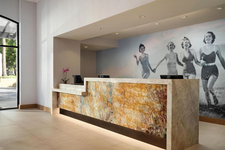Hotel Zessa Orange County Airport a DoubleTree by Hilton