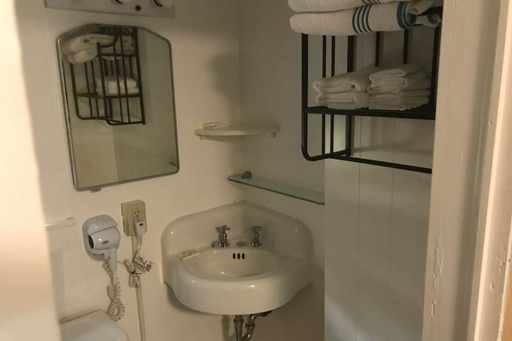 Room 33 of 98