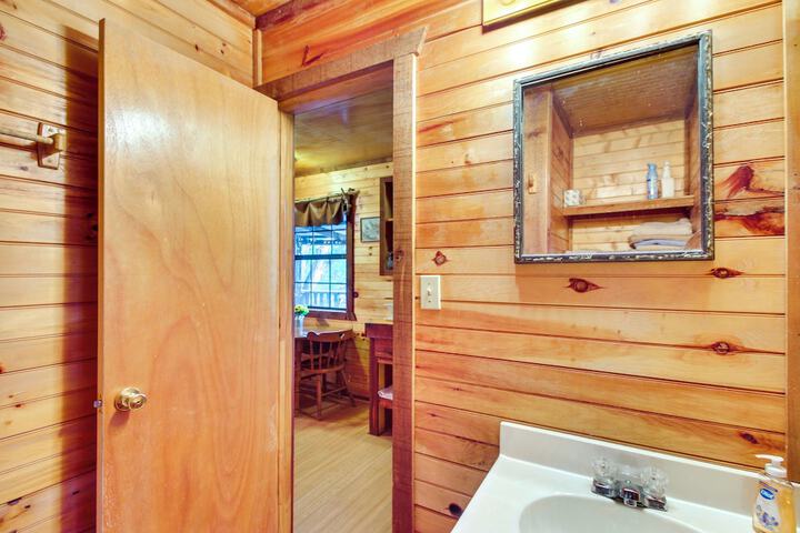Cedar Falls Cabins #6: Hillside w / Views!