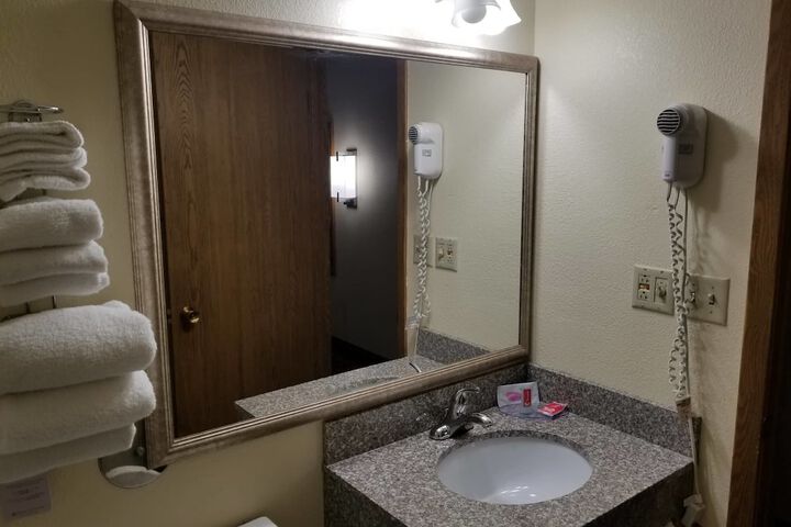 Clarion Pointe Bettendorf - Quad Cities