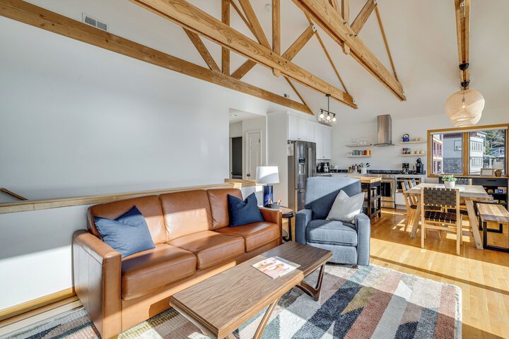 Oceanside Escape w / Stunning Views: Walk to Beach!