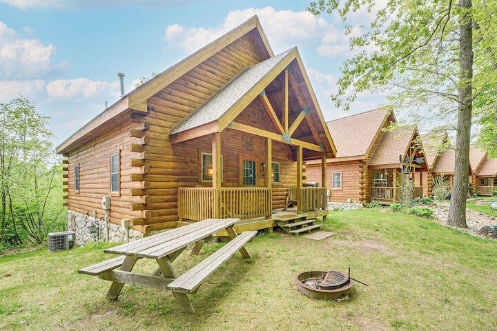 Fire Pit & Porch: Warm & Woodsy Rothbury Escape!