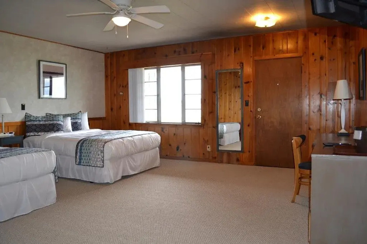 Buzzs Lakeside Inn