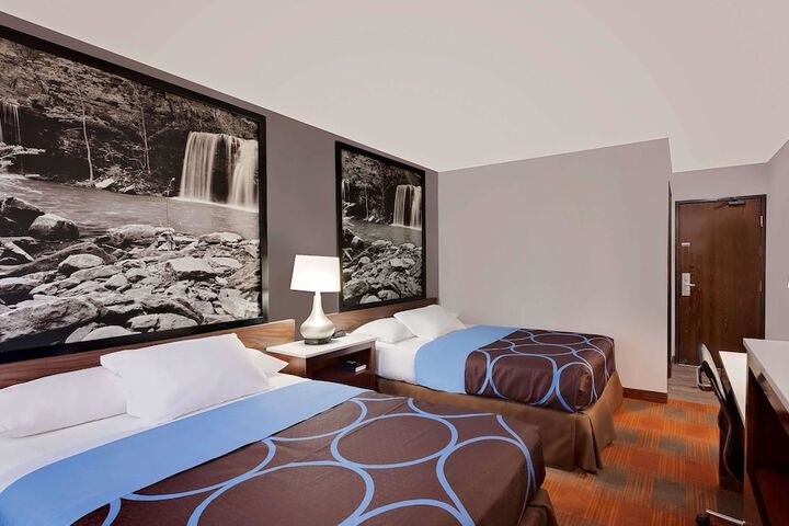 Room 10 of 14