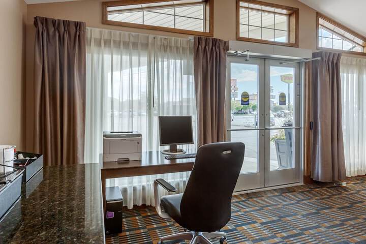 Rodeway Inn & Suites Ontario