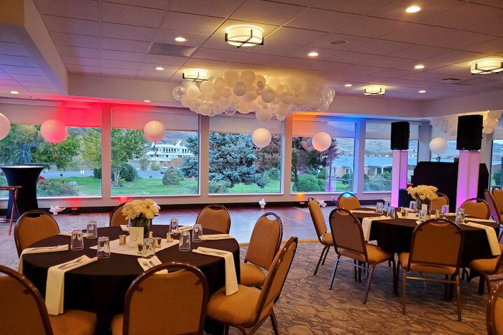 Ballroom/Hall 81 of 82