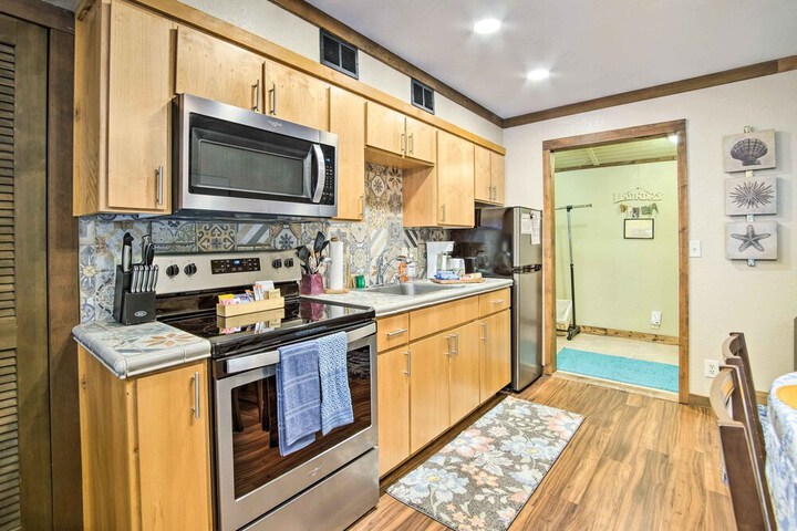 Coos Bay Cottage w / Fireplace & BBQ Patio!
