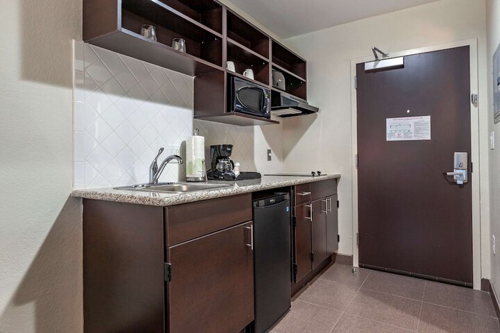 Room 10 of 28
