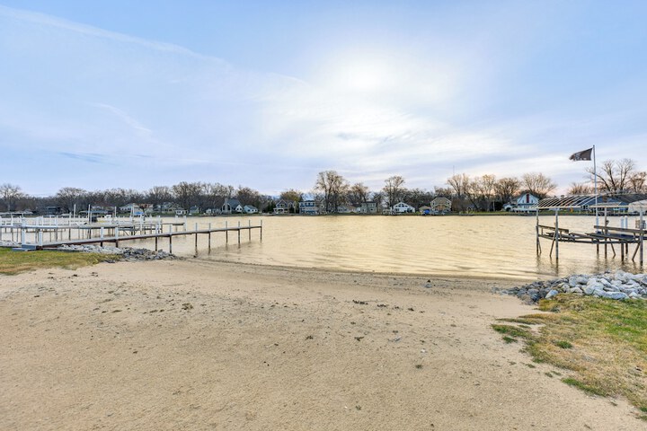 Home on Fox River: Modern Decor Style!