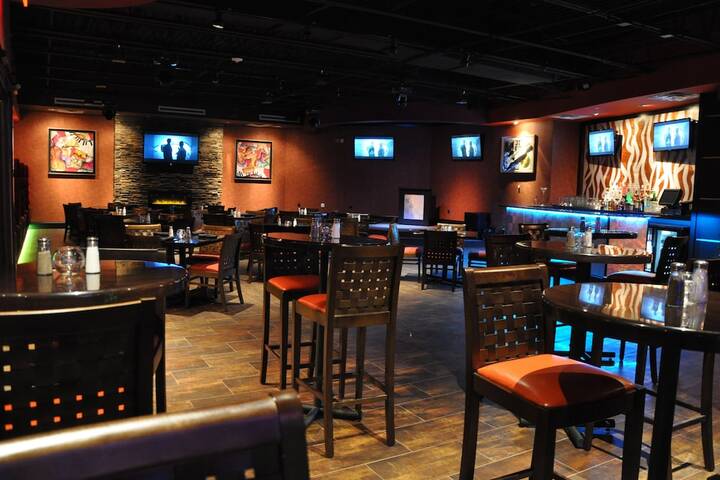 Lounge 56 of 79
