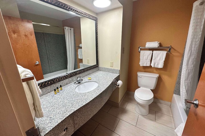 Best Western Plus Bass Hotel & Suites